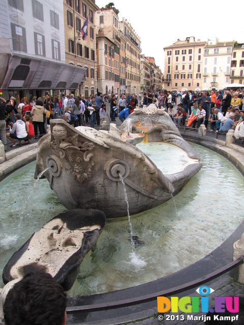 SX31377 Fountain at bottom of Spanish Steps